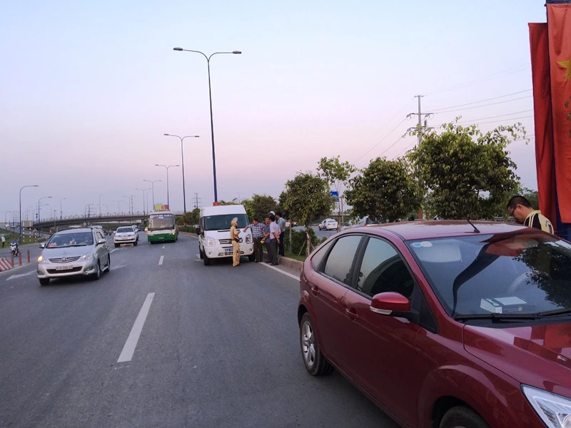 Hàng chục sinh viên hốt hoảng khi xe buýt va chạm liên hoàn ảnh 1